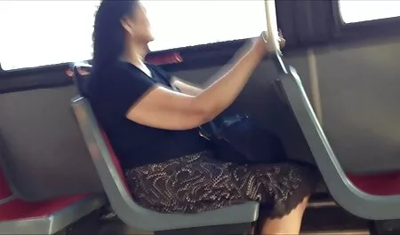 二つの黒人男性は、白の学生の所持を取ります 女性 動画 安心