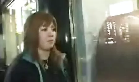 若くて美しい彼女のパンティーを脱いで、黄色と彼女のLの点滅 動画 安心 女性