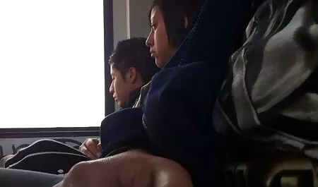 ソファの上に横たわって、滑らかな猫をなでる白いコルセットのドレスの若い女の子 安心 無料 セックス