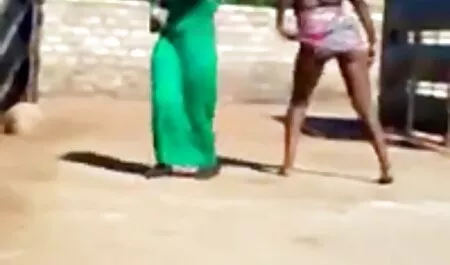 斜視の雌犬は、いじるときに猫に手をつかんだ 女性 安心 動画