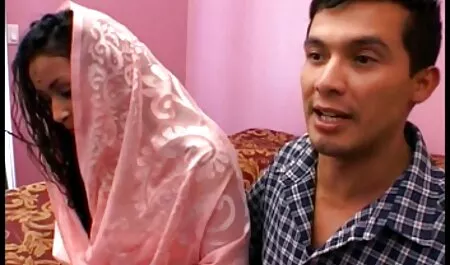 制服のCocksuckerは、ベッドの上で彼と一緒に、彼女のボーイフレンドと妹にフェラチオを与えます 安心 女性 動画