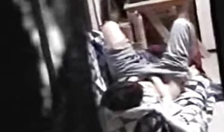寝室の床に水管ゴムを使用して彼女のお尻をオフにけいれん黒い髪と太ったお尻ひよこ 動画 女性 安心