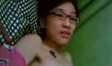 若い隣人がシャワーから出てきて、黒ストッキングで熟女の膣にペニスを突き刺す 動画 女性 安心