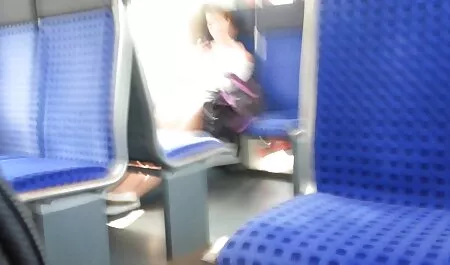 偽の足を撫でる若い女の子とウェブカメラモニターの前で彼女を手 女性 安心 無料 av