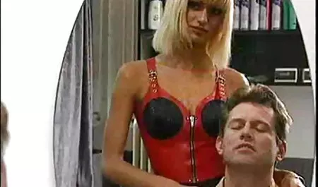 ブラジャーとパンティーの美しさは、路上ではげ隣人と吸って叩いています 安心 女性 動画