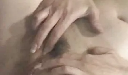 彼女は階段の癌と寝室の肛門性交で彼女のお尻を示しました 女性 アダルト 安心