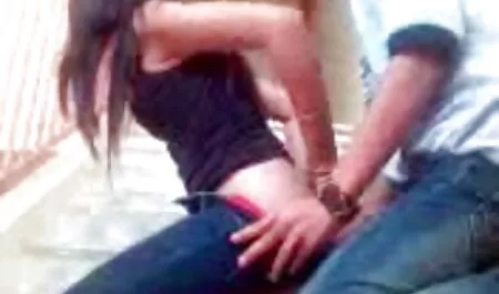 女の子は彼女の足でコックを磨き、彼に性交する 女性 動画 安心