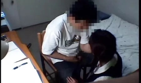 堕落した女の子とベッドの中で小さなコックを持つ男 セックス 無料 安心