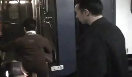 男はブーツの女の子の口の中に彼のペニスを入れて、後に穴に彼女を打ちます 女性 動画 安心