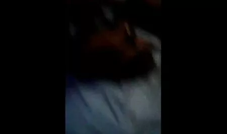 眼鏡をかけた細いブルネットは、肛門のギャップの人の長いコックを取ります 動画 女性 安心