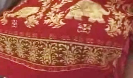 熟女は、結婚式の後に新郎の強力なコックに若い花嫁のフェラチオ技術を示しています 女性 av 安心