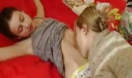 Busty slutは、シャワーの後にピンクのタオルを脱いで、滑りを自慰行為をします 安心 安全 無料 エッチ 動画