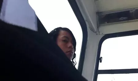 ハスキーな妹のギャップのかわいいアジアの十代のピアスの乳首の後部座席の車 av 女性 安心