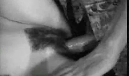 脂肪milfとともに曲線美尻と制服masturbatesのベッド 無料 安心 av 動画