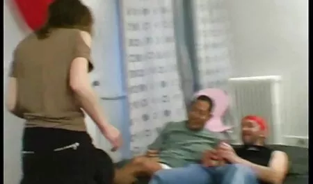 禿げたマッチョは、オレンジ色のブラジャーで巨乳の女の子の足を広げ、彼女のクーニーを作る 動画 女性 安心