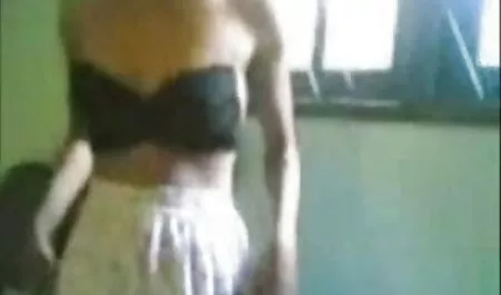 夫は、妻を舐めて、手で時計を保持し、その後、リビングルームの床に妻をボロボロ 女性 でも 安心 av