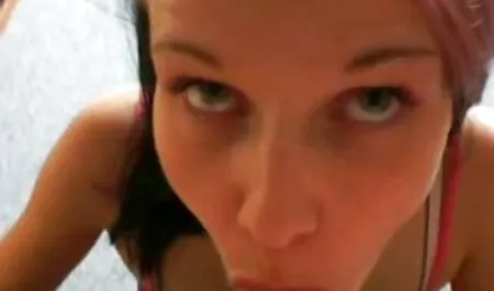 二つの男のベッド積スキニー女の子 動画 安心 女性