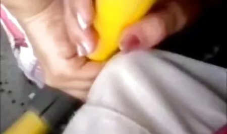 黒檀男に鋳造fucks busty女性のお尻 女性 av 安心