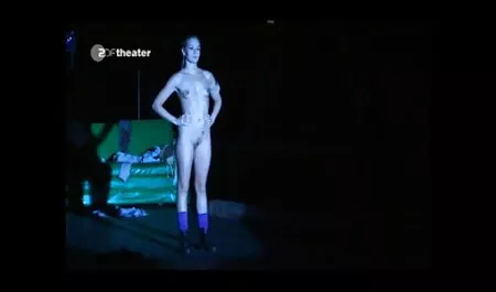 白いストッキングとランジェリー、椅子の上に黒い指で細身の女性 安心 エッチ 動画