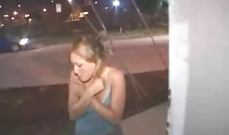スキニー女の子は彼女の服を脱いで、ソファの上に彼女の指で彼女の猫を撫でる 安心 女性 av