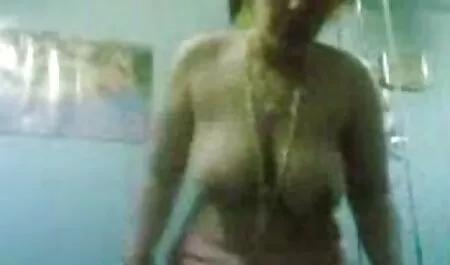 若い赤毛の女の前にwebカメラと太ももの白いパンツの長さ 動画 安心 女性