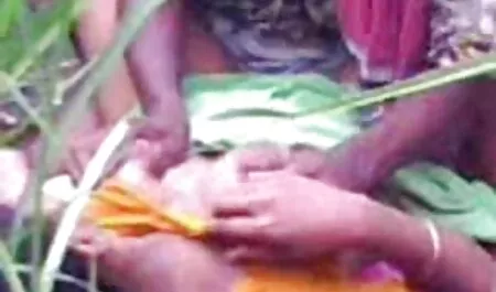 美しいwebカメラモデルは、ベッドの上に横たわって 女性 動画 安心