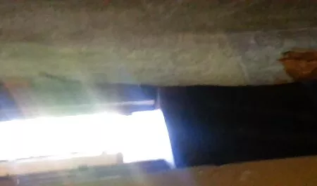 若い男性は、台所のテーブルの上に座って、成熟した、パートナーの猫に長いバレルを運転しています 女性 安心 動画