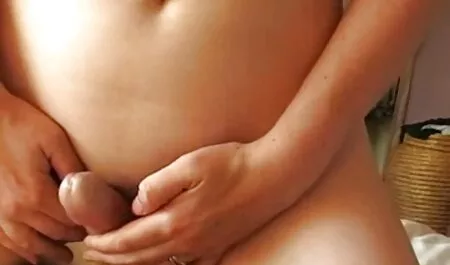 Bbwパンを持つ成熟した叔母は、肛門の前に背の高い庭師のコックを吸う 安心 女性 アダルト