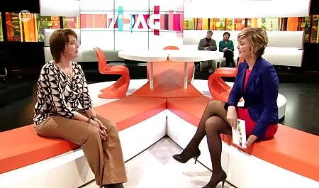 L.Eお尻の紳士とクソ黒のランジェリーの若いブロンド 安心 女性 アダルト