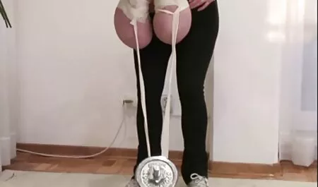 唯一のメンバーを見て、女の子は生活に戻ってきました。 動画 安心 女性