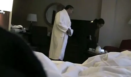 男はピアス穴の穴で足を持ち上げ、お尻にバレルを拳で持ち上げ、彼女は 女性 安心 無料 av